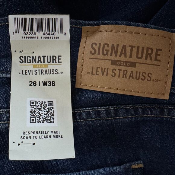 NEW Levi's Mid-Rise Slim Fit Capris Women's Plus Size 26 - Picture 4 of 9